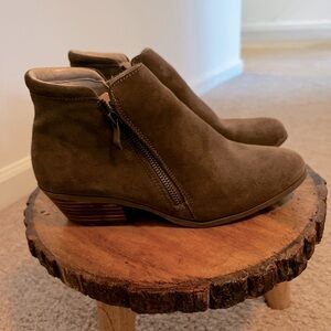 APRI Womens suede booties size 8